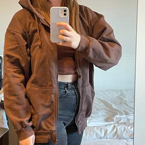 Supersnygg brun zip up hoodie från Weekday som bara är använd en gång! Väldigt tjock och skön i materialet, och sitter väldigt bra🌟