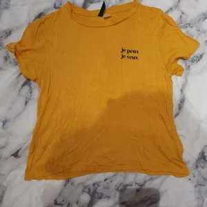 T-shirt  - Fin t-shirt från hm. Storlek S. 20 kr + frakt. Skriv för fler bilder.