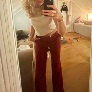 Kostym - Dessa mörkröda midwaisted kostymbyxor från Zara, minns inte exakta nypriset men runt 300-400 använda 2ggr. Skickas mot frakt💓