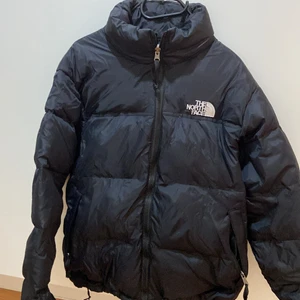 North face jacka Storlek L 700kr - Har knappt använt den i två månader, bra skick, original priset:2000 nu för 700kr köpte den från Nelly. Den är lite oversizad för mig.