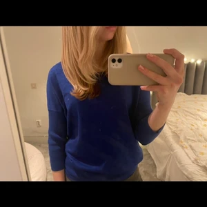 . - Fin blå tröja som endast är använd fåtal gånger!