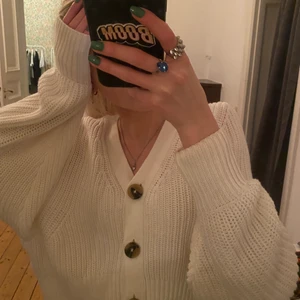 Stickad kofta - Vit stickad kofta från Gina, går att ha som den är eller som en kofta över ett linne. Supersöt och lite croppad☺️☺️☺️