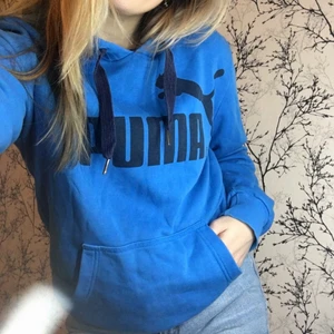 Blå Pumahoodie - Blå pumahoodie i strl S (unisex). Hoodien är använd men är i mycket fint skick, har dock två små fläckar vid trycket men inget som syns. Meddela mig vid fler frågor!😊