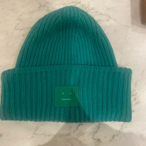 Acne - Säljer den mössa. Den är i gott skick och har inga defekter. Den är mycket sparsamt använd. Färgen finns inte längre hos Acne. 