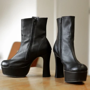 Superfina platåklackar  - Använda men i fint skick! Sköna att gå i.  Klack - 12,5 cm Platå - ca 5 cm 