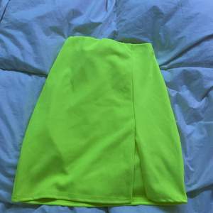 Superfin neon färgad kjol, med ett snitt längst ner till höger. Säljs  pågrund av köptes o fel storlek,m passar mer som s