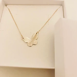 Halsband Syster P Silver Fjäril - Halsband från Syster P, fjäril i silver. Nypris 599kr mitt pris 349 kr. Aldrig använt.
