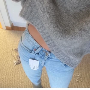 Slutsålda zara jeans!  - Säljer dessa mid-raised jeans som är slutsålda. Så sjukt fina storlek 32! Men passar mig som brukar ha 34, dm för frågor ❤️