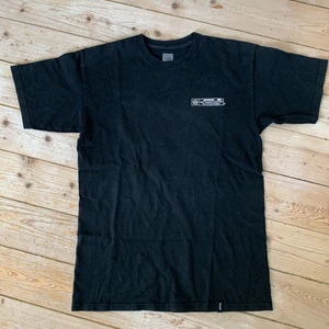 HUF WORLDWIDE tisha size M - Sitter som vanlig medium, kan inte ha några bilder där den sitter på för det är alldeles för liten för mig.