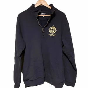 Vintage halfzip - Tjenare! Nu har vi fått in denna super mysiga halfzip sweatshirten. Den sitter som en L/XL och är superskönt att ha som oversize tröja. Säljs givetvis nytvättad, gratis spårbar frakt!🚚 bara att höra av sig vid frågor ❤️