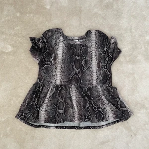 Ormmönstrad topp - Jättefin topp från zara! Aldrig använd, bara testad. 