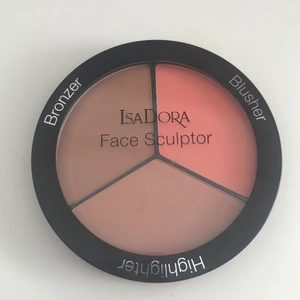 IsaDora Face Sculptor!! - Säljer denna isadora paletten med blusher, highlighter och bronzer! Jätte bra och helt ny! Köpte för typ 1 månad sen fast använder inte!!❤️