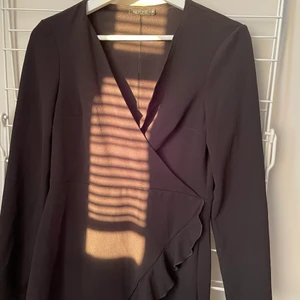 Klänning från nelly  - Enkel svart klänning. Med lite volanger