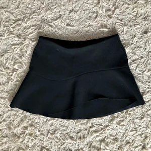 Kjol - Kort svart kjol från Zara i ganska så tjockt tyg. Den är som ny, skriv om du har några frågor bara💕