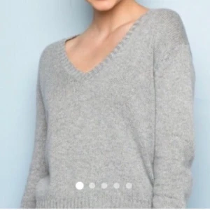 Brandy Melville stickad tröja - Sparsamt använd tröja från Brandy Melville. Grågrön färg. 40% ull, 30% viscose, 30% polyamid