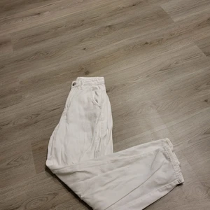 Vita jeans - Ett par vita lösa jeans, bra skick