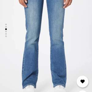 Ett par superfina jeans som är använda fåtal gånger och kommer inte längre till användning. Vill därför kolla om det är någon som är intresserad av att köpa. Dom är i storlek 38 men passar även storlek 40. Jag är 173 cm och dom passar bra i längden. Pris kan diskuteras men ny priset var 725 kr. 
