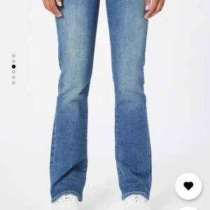 Blåa lågmidjade jeans  - Ett par superfina jeans som är använda fåtal gånger och kommer inte längre till användning. Vill därför kolla om det är någon som är intresserad av att köpa. Dom är i storlek 38 men passar även storlek 40. Jag är 173 cm och dom passar bra i längden. Pris kan diskuteras men ny priset var 725 kr. 