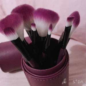 Brush set - En söt lila sminkborste set som är perfekt för resor eftersom att man får även med en hållare. Det ingår 10 sminkborsten och de alla är i helt nyskick förutom den största som jag har använt ca 1-2 gånger men den är såklart fortfarande i super bra skick. Dessutom är alla väldig mjuka vilket gör att det inte gör att det inte gör ont när man sminkar sig med de …. Ops! Köparen står för frakten. 