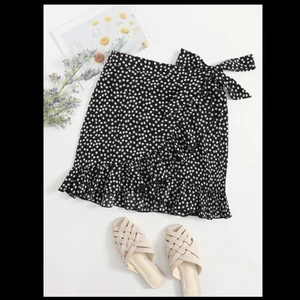 Kjol med volanger  - Säljer min jättefina ”omlott” kjol som är helt oanvänd, storlek XL men små i storleken 