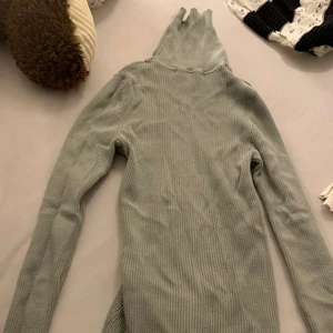Tröja - Grön stickat tröja sitter tajt och fint pris 50kr 
