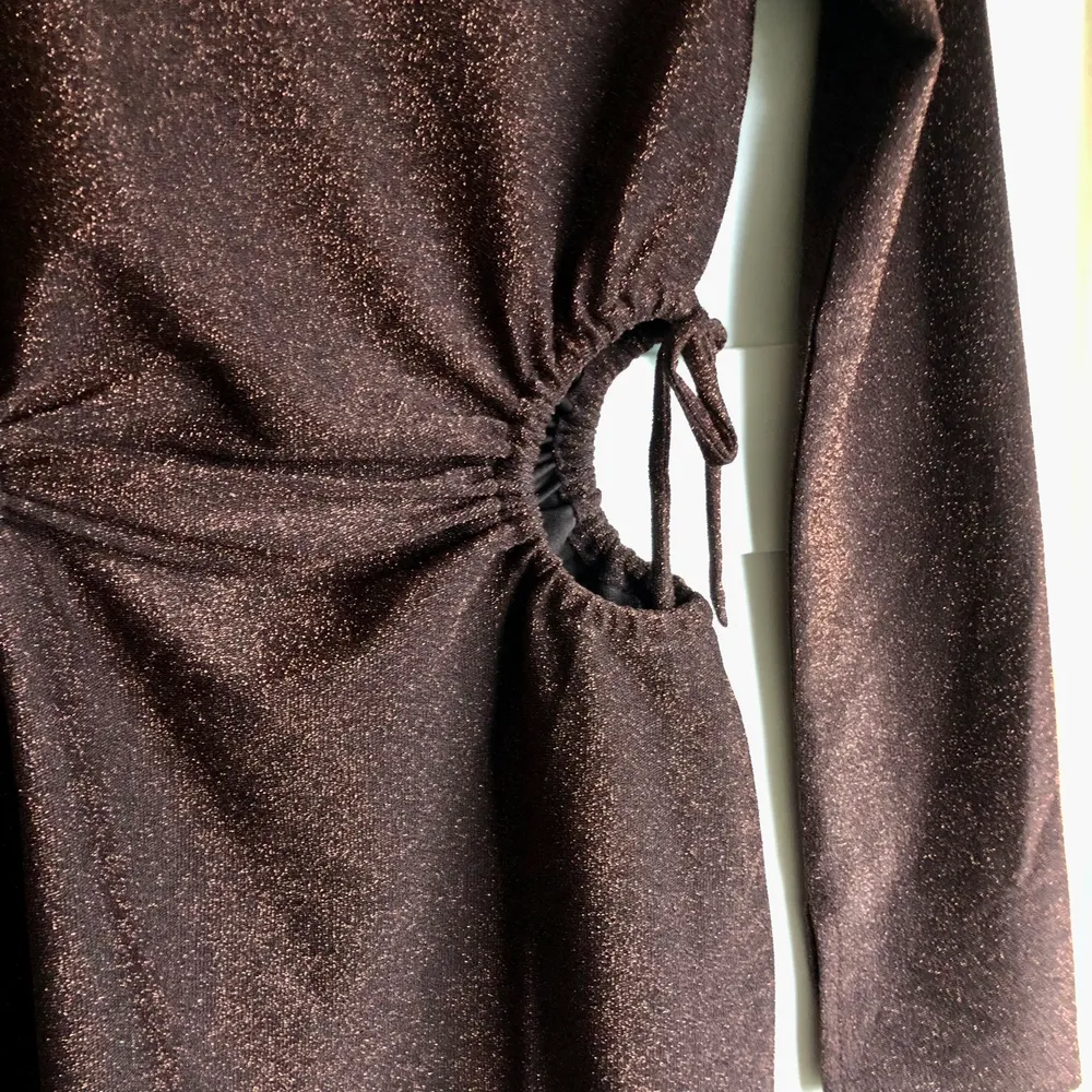 Helt ny brun glittrig klänning från Hm strl XS! Endast testad! Köparen står för frakten, jag skickar spårbart med postnord!. Klänningar.