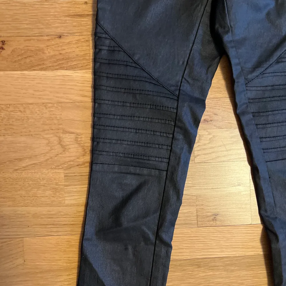 Tighta fake läder byxor med mönster längs låren. Använda fåtal gånger. . Jeans & Byxor.