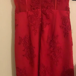 DRESSROOM - Jätte fin klänning från dressrom i Göteborg, Strl 38 men passar aven en 36, den är använd 1 gång endast i ungefär 4-7 timmar, som ny köpt för 3600 säljer för 2000 men vid snabb affär kan priset diskuteras, för mer bilder skriv 