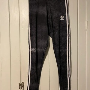 Adidas tajts 38/S - Mönstrade ”ormskinn” Adidas tajts i storlek 38/S. Nästan oanvända.