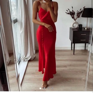 Röd satin klänning  - Säljer min röda satin klänning i strl s. Klänningen är jättefin och använd bara en gång. 