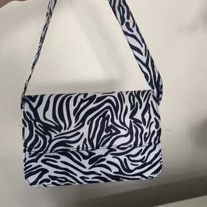 Väska - Gullig liten handväska i zebramönster 🦓