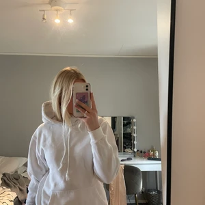 Vit Hoddie st XS - En vit hoddie från hm, i bra skick. Säljer för att den är för liten men skulle även passa dig som är i S eftersom den är rätt så stor!