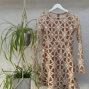 Spetsklänning - Otroligt fin klänning i vit spets i ett stjärnmänster med handbroderad speglar (se bild 3) i strl 36 från For Love and Lemons. Klänningen sålde slut direkt och är använd vid ett tillfälle. Bild 2 ger en bild av hur den ser ut på dock är klänningen på bild 2 i en annan modell. Aldrig fått så mycket komplimanger för en klänning💖Nypris: 2850kr