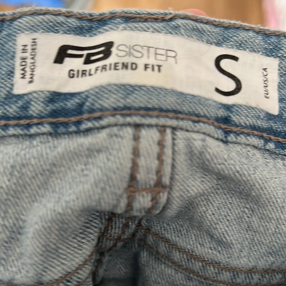 Säljer dom här fina byxorna för dom helt enkelt inte kommer till användning💘  Dom är högmidjade och sitter väldigt skönt, skriv om intresserade ♥️. Jeans & Byxor.