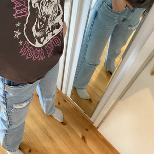 Högmidjade jeans med hål - Säljer dessa högmidjade/midrise jeans med hål köpta från na-kd. Använda max 3 gånger så de är som nya. En bra längd på mig som är 170💗💕