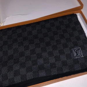 Luis Vuitton  - Hej jag säljer min luis Vuitton scarf köpte den för 6800 kvitto finns osv