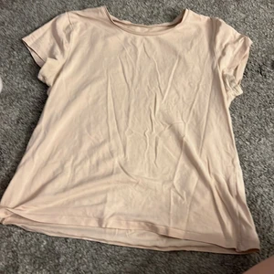 T-shirt  - T-shirt från Kappahl i storlek 170 