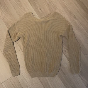Nakd stickad tröja - Beige stickad tröja från Nakd! V ringad krage som man kan ha antingen fram eller bak. Väldigt bra skick! 