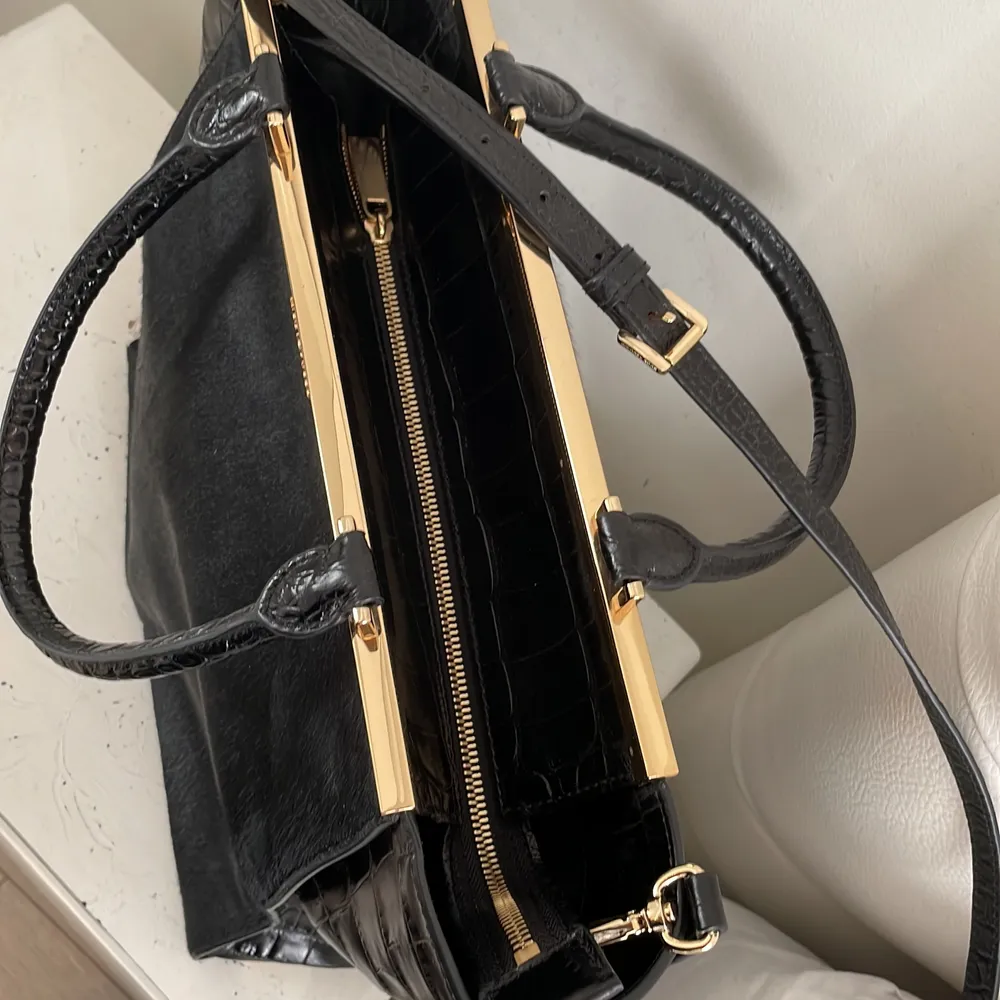 Michael kors handbag, with beautiful golden details, a special edition bag, sold in only few examples around the world, Made of 2 kinds all natural genuine haircalf leather! Like New!🌟🌟🌟🌟🌟. Väskor.