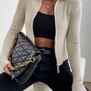 Kofta - Beige kofta från Shein. Använt max 3 gånger. Skönt material och sitter snyggt på. Lite tajt. Originalpris 190kr.