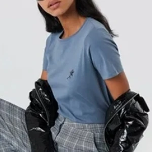 T-shirt med broderad detalj - Skön t-shirt från NAKD som blivit för liten. Bra skick. Nypris 179kr.