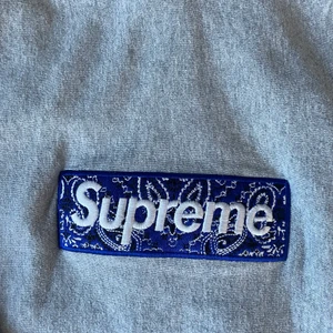 Supreme FW19 - Saknar kvitto har påse och sånt kvar, fint skick lite använd. Strl s men passar m utan problem 
