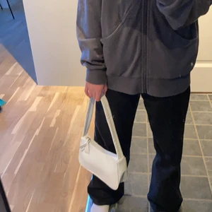 Vit handväska/axel väska - Super fin vit väska, sitter perfekt på och bandet är toppen. Har bara 1 stort fack, använd 5 gånger 💗