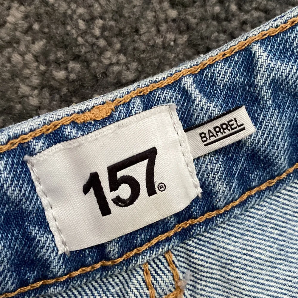 Ett par blåa jeans från lager 157 i storlek XS, ”ballong” modell. Nyskick. Säljer pga ej kommit till användning. Köpt för 299kr. Säljer för 120+frakt. Köparen står för frakten!!!. Jeans & Byxor.