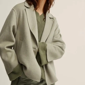 Kort kappa  - En kort tygkappa från MQ i finaste pastellgröna färgen 😍 storlek M men lite liten i storleken så sitter bra på mig som brukar ha S! Hör av er om ni vill ha fler bilder eller se färgen bättre. Kostade 1500. Pris kan diskuteras 