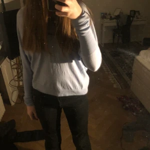 Acne studios tröja!💗💗 - Säljer min super super snygga acne studios tröja eftersom att den inte längre kommer till användning. Nypris var runt 4000-2000 kr kommer ej ihåg. Men nu säljer jag endast för 900kr. Den har några få slitningar vilket drar av priset men man märker inte det. 💗💗 den har ganska tajta armar och är ganska piffig där fram❤️