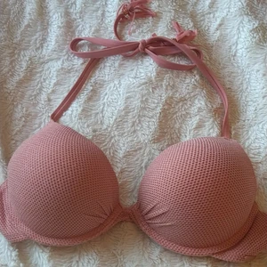 Rosa glittrig bikinitopp - passar som en M. Lyfter upp brösten jätte fint. Knyte runt nacken. 