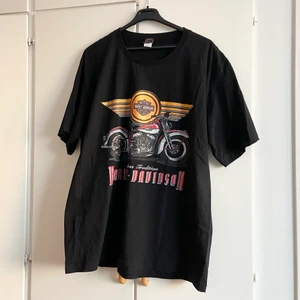 Harley Davidson t-shirt - Harley Davidson svart t-shirt i nyskick. Storlek XXL. Tryck på både bak och framsida. #new #harley #bike #biker #motorcykel #motorbike #motorcycle #tshirt