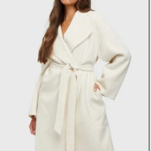 Bianca kappa - Säljer min kappa från Nelly i stl 34, helt ny, säljer då den är lite för stor priset kan diskuteras vid snabb affär 