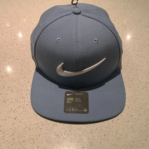 Nyskick nike keps  - En snygg nike kepe i babyblå. Oanvänd, med lappar kvar. Onesize